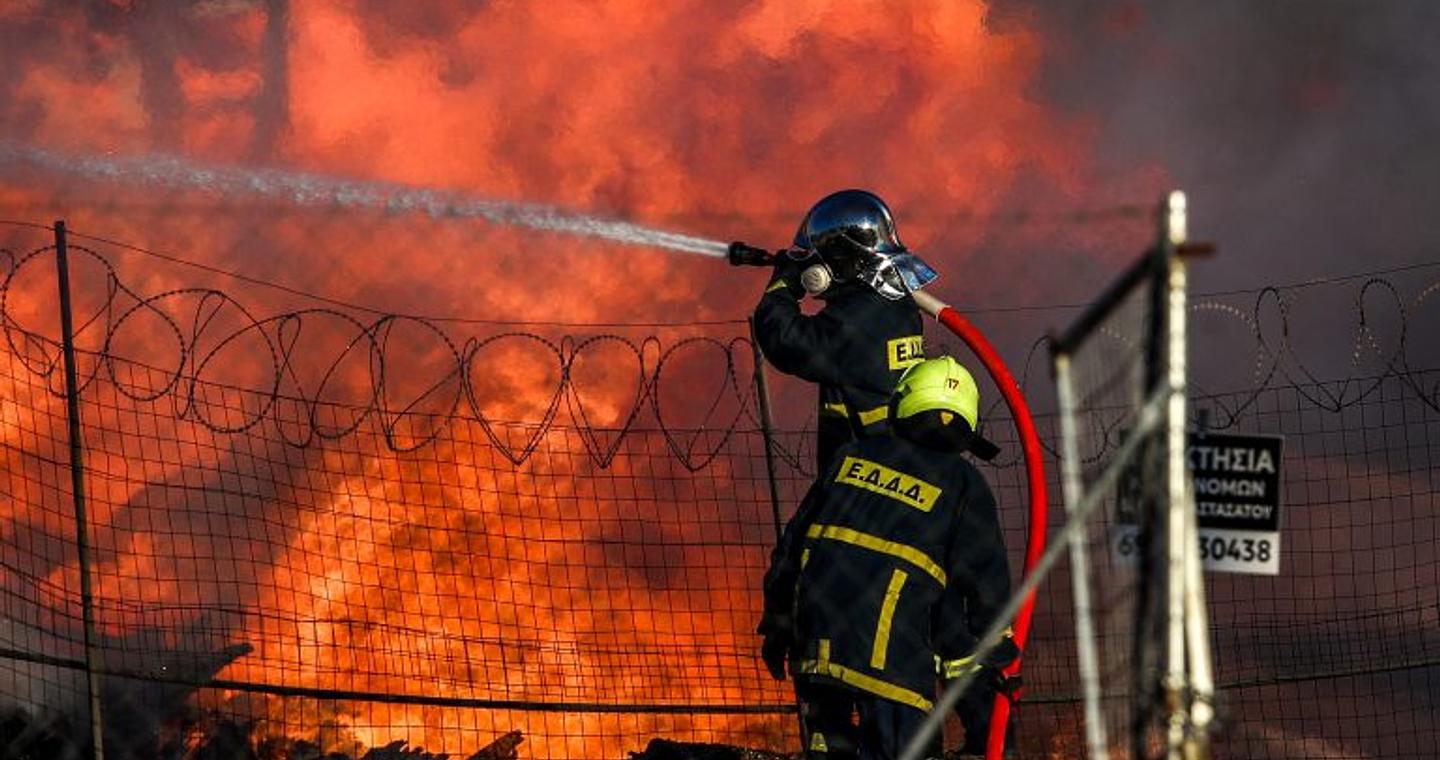 Οριοθετημένη η φωτιά στο Μενίδι – Εκτεταμένες καταστροφές σε επιχειρήσεις