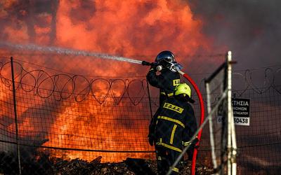 Μενίδι: Οριοθετήθηκε η μεγάλη πυρκαγιά – Μάχη με τις φλόγες