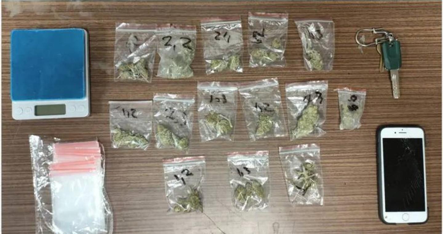 Συνελήφθη ανήλικος για διακίνηση ναρκωτικών στη Δυτική Αττική – Χειροπέδες και στη μητέρα του