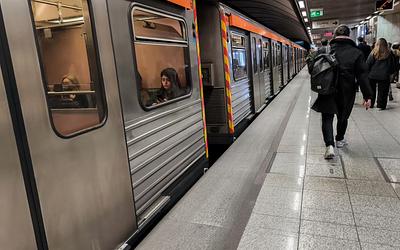Μοναστηράκι: Συρμός του Μετρό εκκενώθηκε λόγω μυρωδιάς – Τι συνέβη;