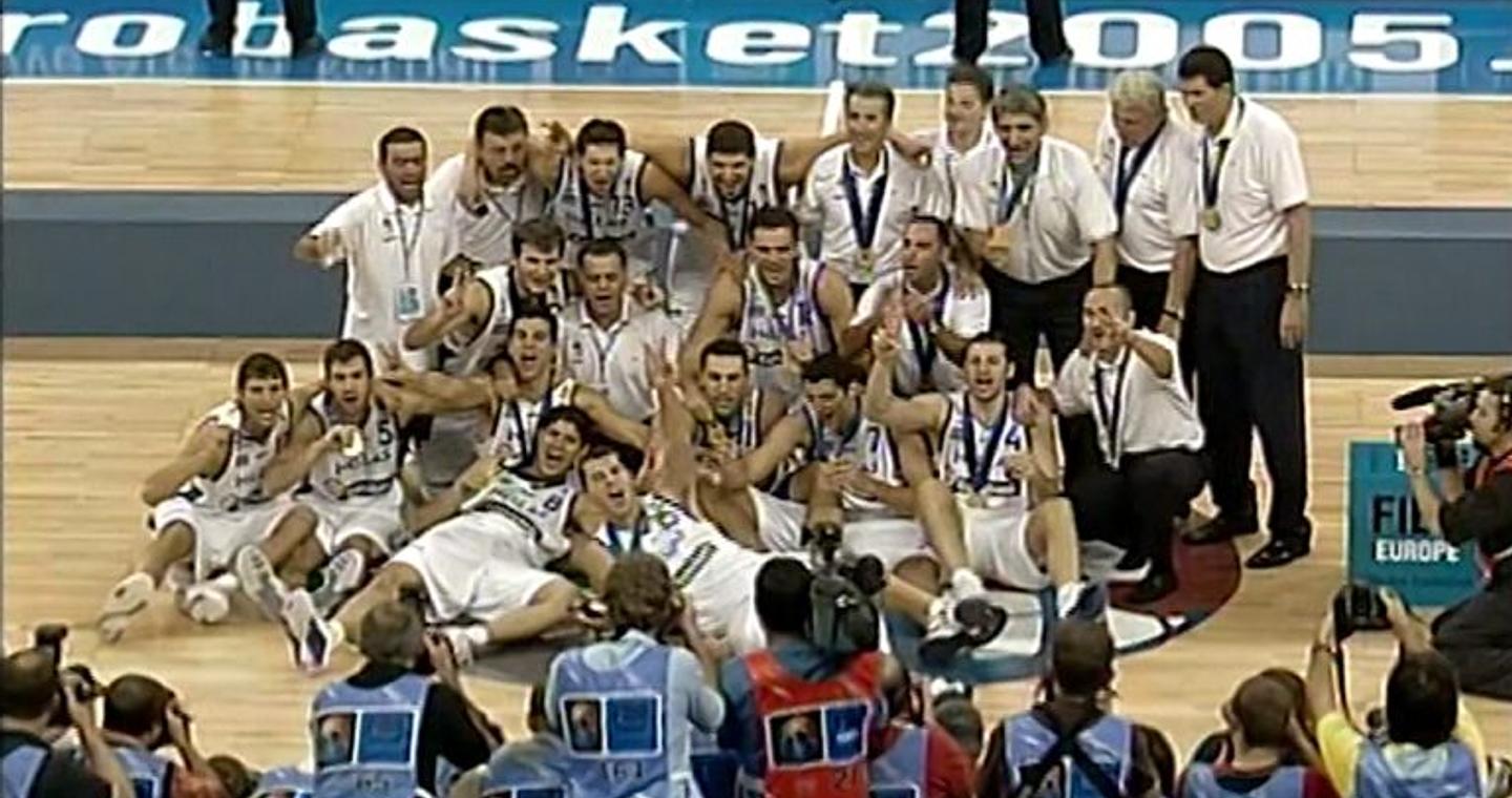 Σαν σήμερα το 2005 η Ελλάδα στεφόταν για 2η φορά πρωταθλήτρια Ευρώπης – Η συγκλονιστική περιγραφή της ΕΡΤ στον ημιτελικό και η άνετη επικράτηση στον τελικό (video)