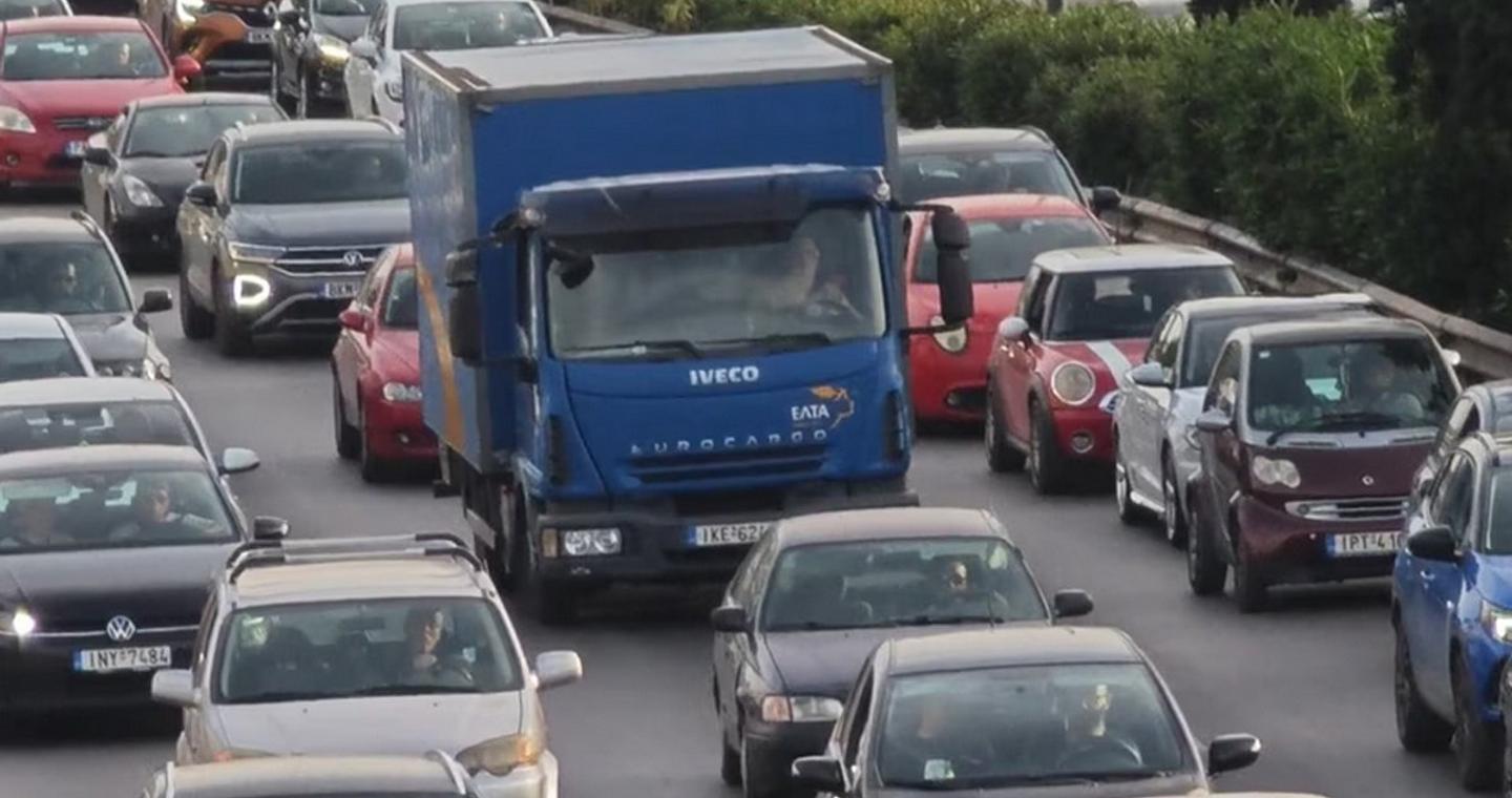 Κίνηση τώρα: Ουρές χιλιομέτρων στην Αττική Οδό εξαιτίας ακινητοποιημένου φορτηγού