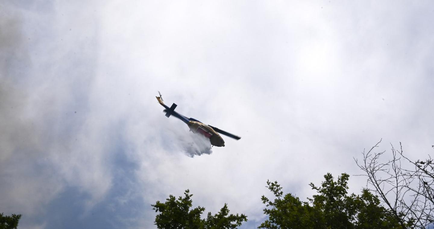 Πάτρα: Φωτιά σε εξέλιξη – Καίει σε δύσβατη περιοχή στο Παναχαϊκό όρος – Σηκώθηκαν οκτώ εναέρια