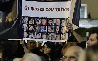 Συγκίνηση στο Σύνταγμα: Συγκέντρωση αλληλεγγύης στον πατέρα που απεργεί για τα Τέμπη
