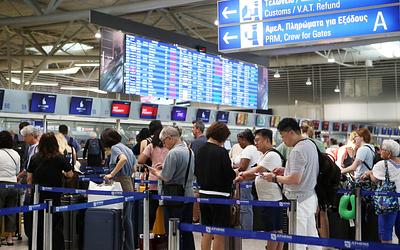 Ελλάδα: Τουριστικό ρεκόρ vs. «στενό» αεροδρόμιο – Κίνδυνος για την οικονομία;