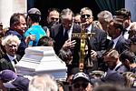 «Να προσέχεις μπαμπά»: Συγκίνηση στην κηδεία της Λένας Σαμαρά
