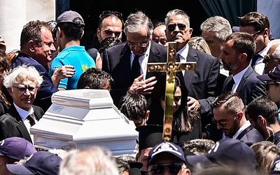 «Να προσέχεις μπαμπά»: Συγκίνηση στην κηδεία της Λένας Σαμαρά