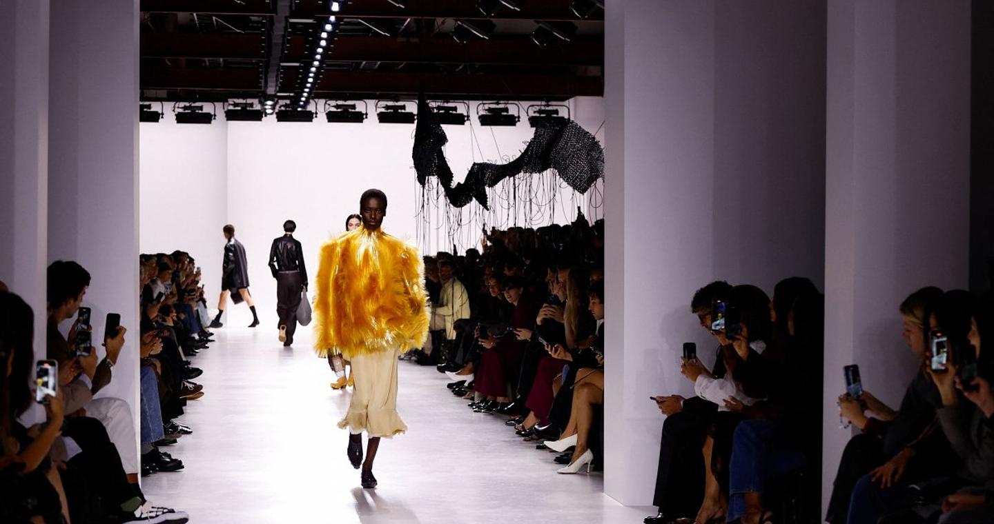 Το ντεμπούτο της Louise Trotter για τη Bottega Veneta είχε τη «λαχτάρα» ενός κουτιού με καραμέλες