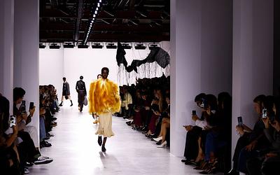 Η Louise Trotter λάμπει στην Bottega Veneta: Ένα νέο κεφάλαιο ξεκινά.