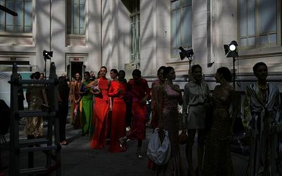 Λονδίνο: Νέο κεφάλαιο στη μόδα με φρέσκες ιδέες και εντυπωσιακές εμφανίσεις!
