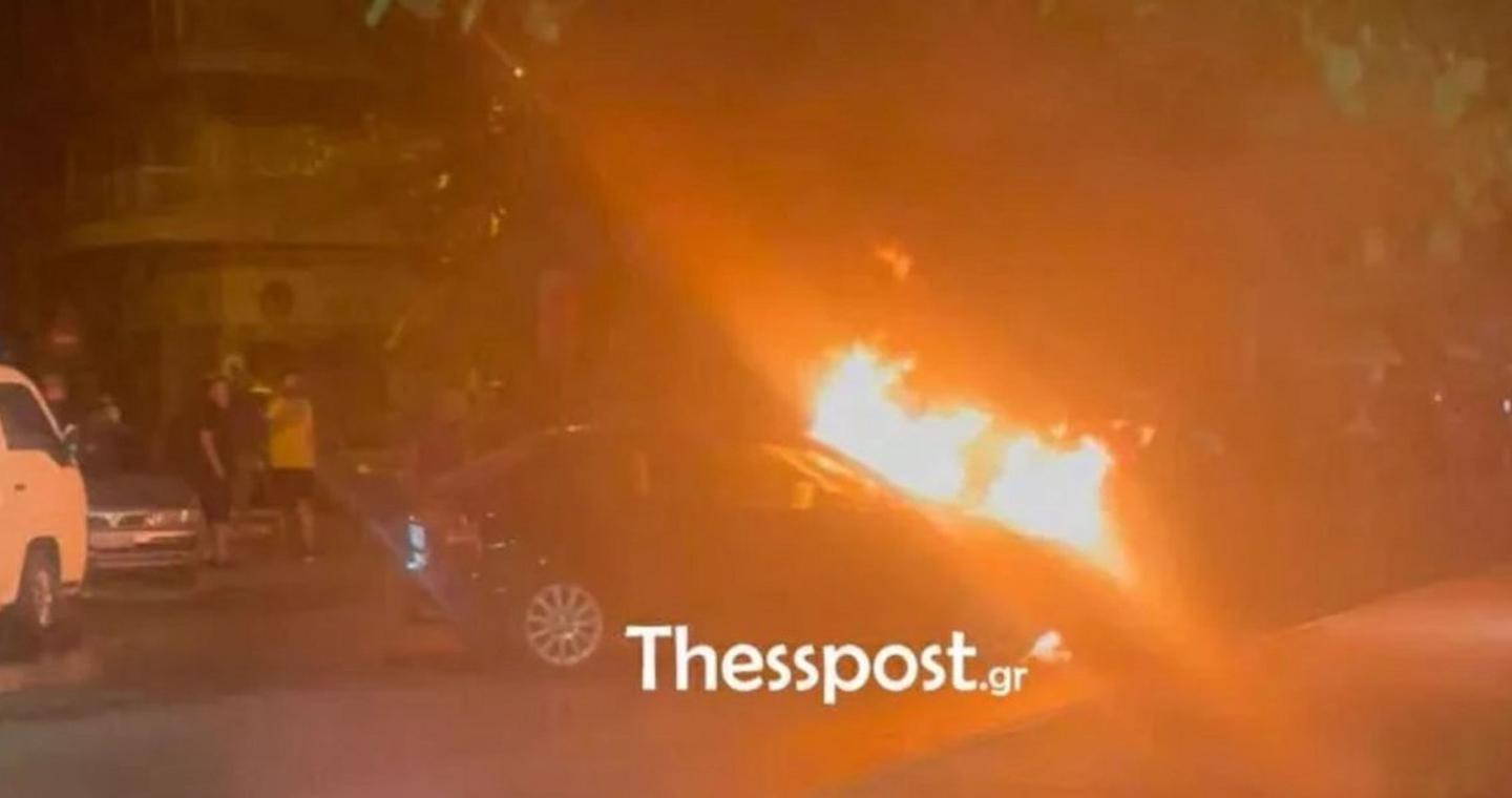 Θεσσαλονίκη: Αυτοκίνητο έπεσε σε βιτρίνα μαγαζιού και πήρε φωτιά -Τραυματίστηκε ελαφρά ο οδηγός [βίντεο]