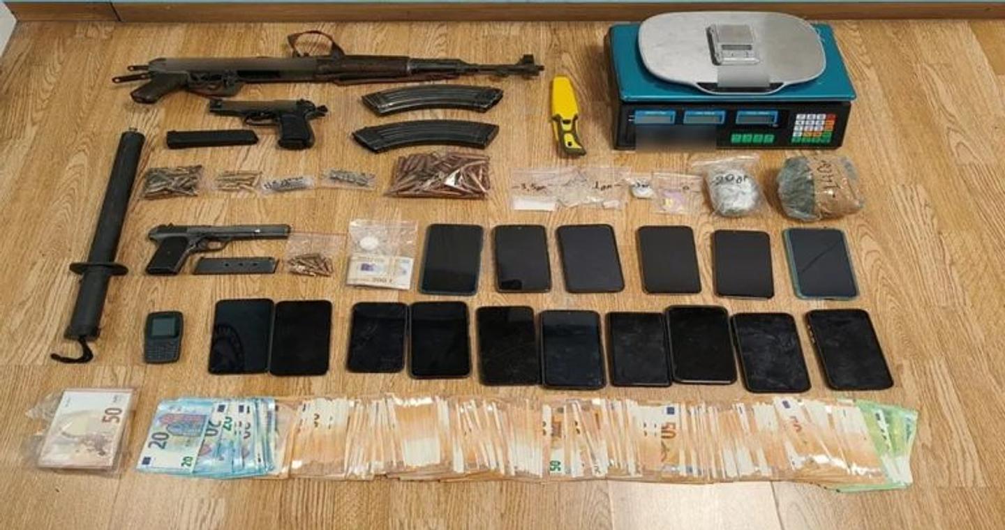 Εξαρθρώθηκε εγκληματική οργάνωση ναρκωτικών με κέρδη 8 εκατ. ευρώ – Κατασχέθηκε βαρύς οπλισμός και ένας τόνος κάνναβης