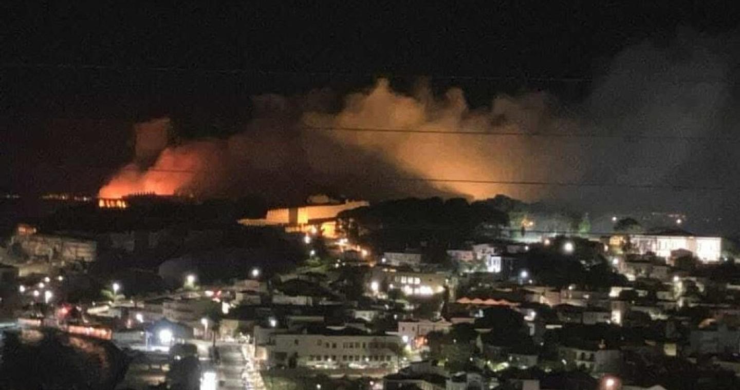 Υπό μερικό έλεγχο η μεγάλη φωτιά στη Μυτιλήνη, μέσα στο Κάστρο – Βίντεο, φωτογραφίες
