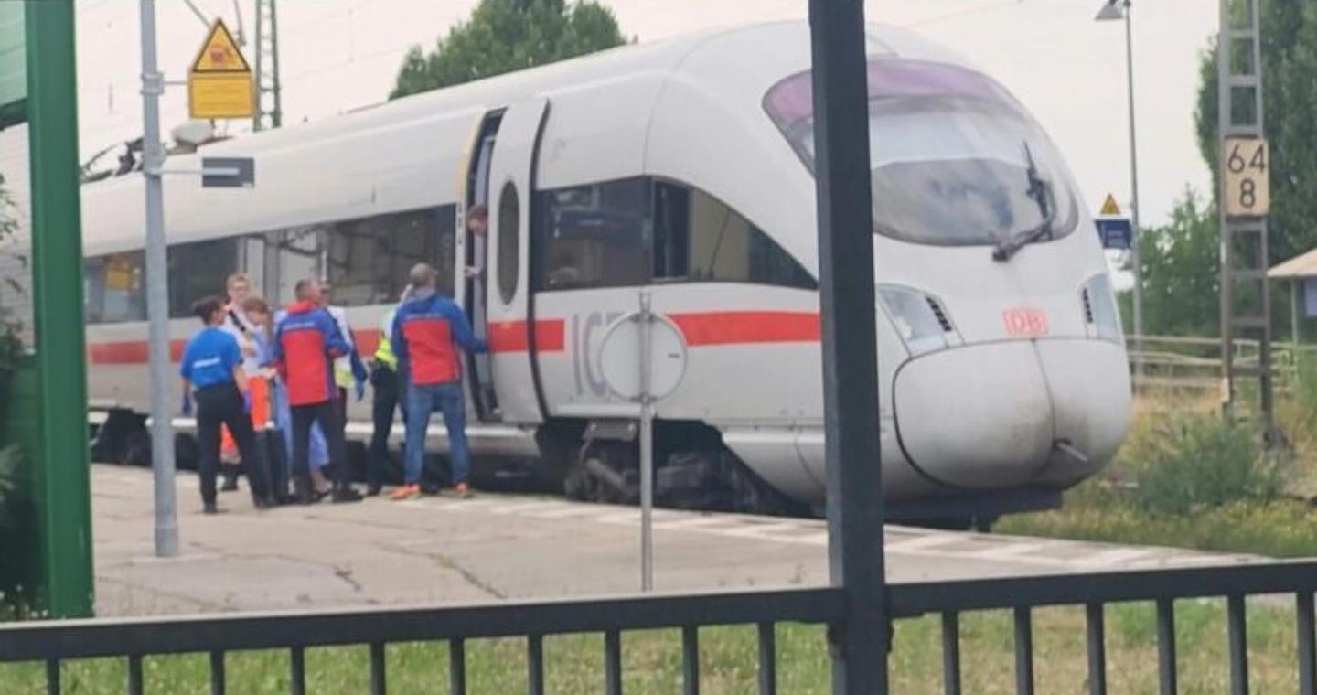 Αυστρία: Άνδρας βρέθηκε «γαντζωμένος» σε συρμό τρένου υψηλής ταχύτητας – Είχε βγει για να καπνίσει και δεν πρόλαβε να ανέβει κανονικά