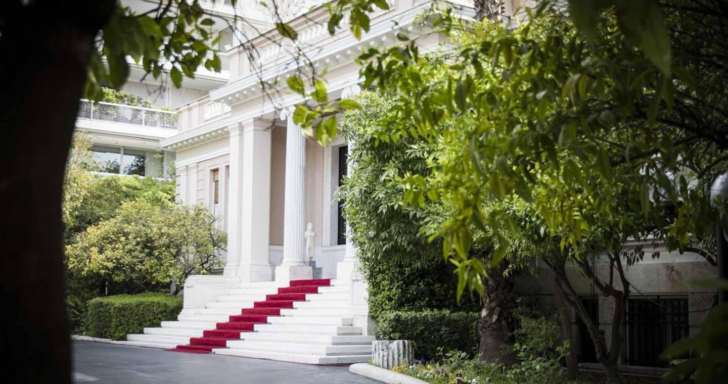 Το Μαξίμου «παραλύει» όσο ο χρόνος μετράει αντίστροφα