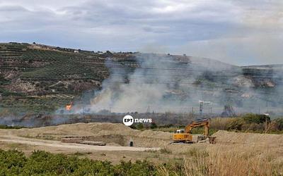 Φωτιά στις Μαλάδες Ηρακλείου: Μάχη με τις φλόγες δίπλα σε επιχειρήσεις!