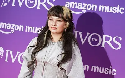 Η Lola Young καθησυχάζει τους θαυμαστές μετά την κατάρρευση στη σκηνή!