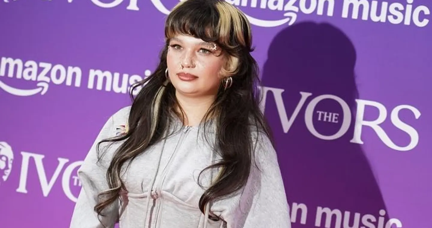 Όσα είπε η Lola Young για την κατάρρευσή της επί σκηνής σε μουσικό φεστιβάλ