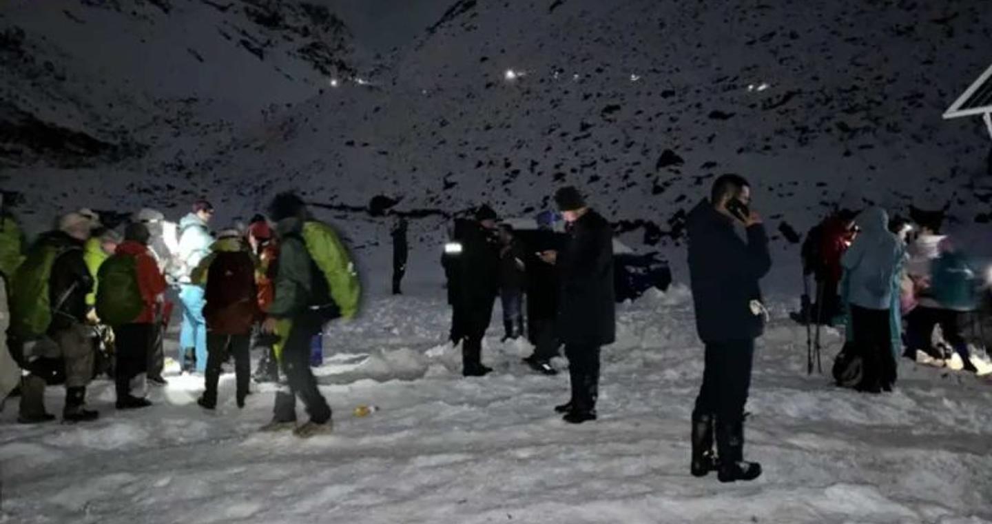Χιονοθύελλα παγιδεύει εκατοντάδες ανθρώπους στο Έβερεστ – Aγώνας διάσωσης 200 ορειβατών