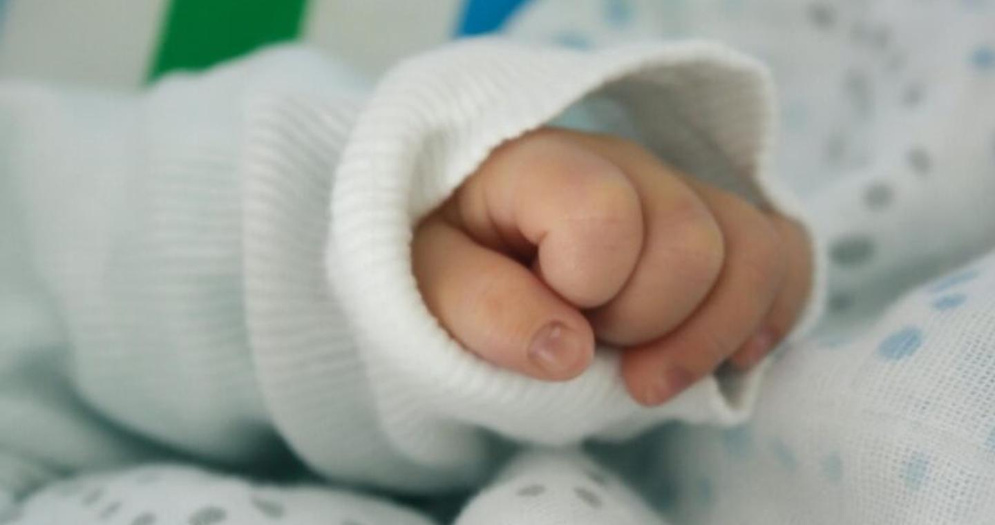Αεροκομιδή βρέφους από τη Μυτιλήνη στην Αθήνα – Φέρει εγκαύματα από καυτό τσάι που έπεσε από δίσκο σερβιτόρας
