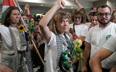 Υποδοχή ηρωίδας για την Γκρέτα Τούνμπεργκ στην Αθήνα: "Γενοκτονία μπροστά στα μάτια μας!"