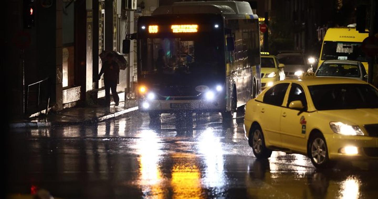 Ισχυρή καταιγίδα στην Αττική – Πού θα βρέξει τις επόμενες ώρες και πότε αναμένεται βελτίωση