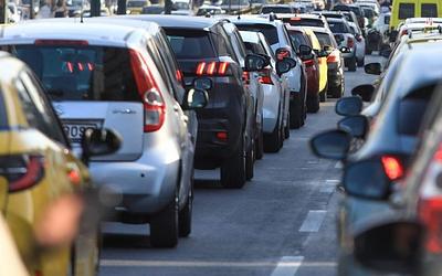 Χαμός στους δρόμους της Αθήνας: Ατελείωτες ουρές και καθυστερήσεις