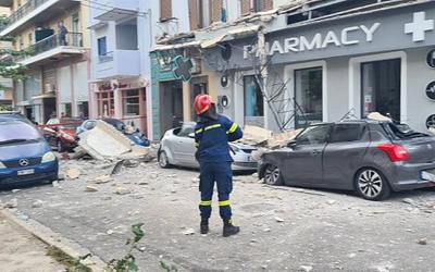 Λαύριο: Κατέρρευσε μπαλκόνι – Τραυματίστηκε γυναίκα, ζημιές σε αυτοκίνητα!
