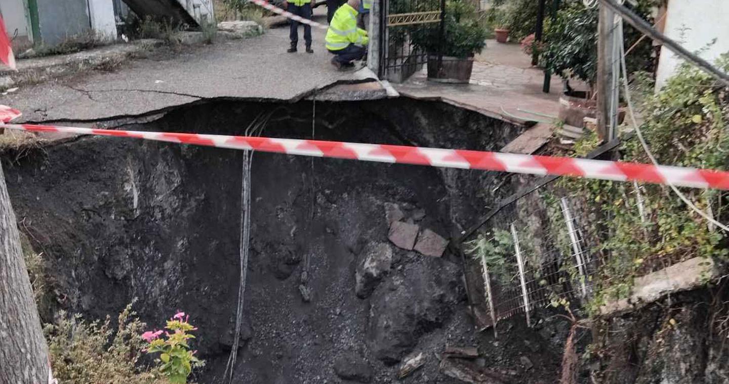 Συναγερμός στο Ξηρόμερο: Τεράστιος κρατήρας μέσα σε χωριό – Εκκενώθηκαν σπίτια