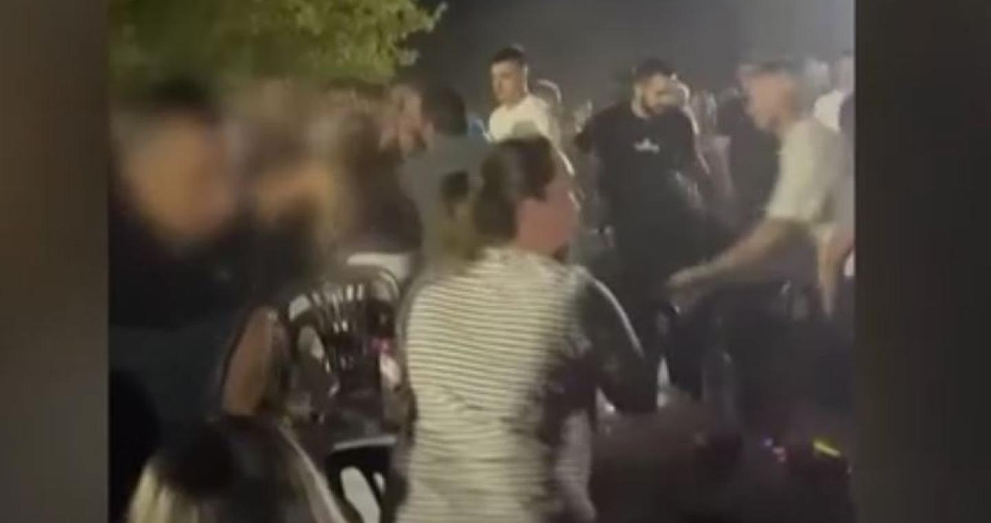 Χαμός σε πανηγύρι με τη Γωγώ Τσαμπά  - Έπεσε ξύλο μετά μουσικής - Βίντεο