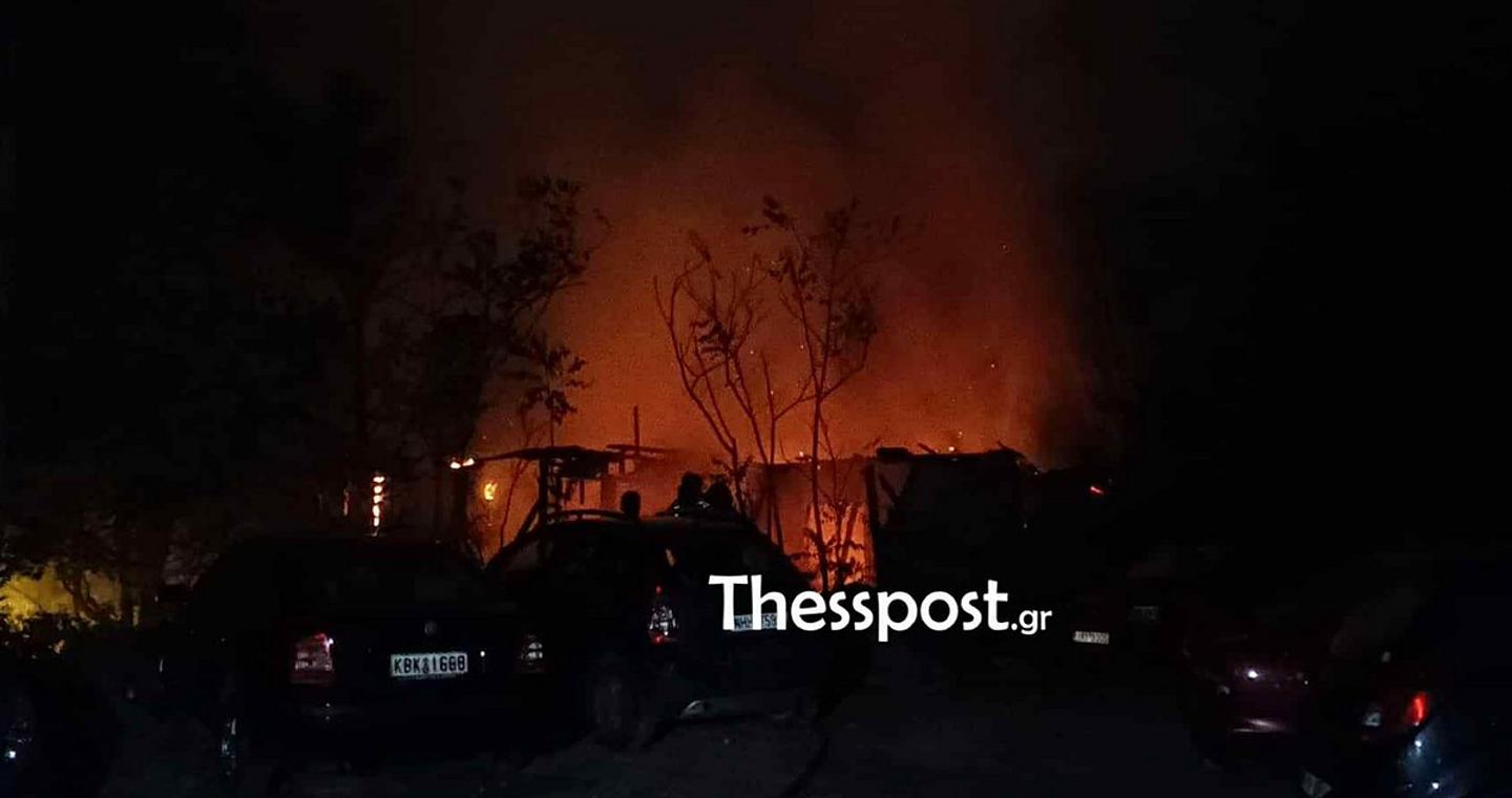 Αναστάτωση στο κέντρο της Θεσσαλονίκης από φωτιά σε παλιό κτίριο – «Παρέα ατόμων έριχναν πυροτεχνήματα»
