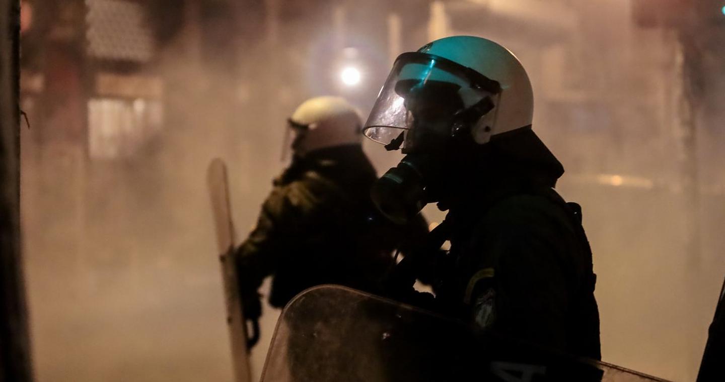 Νύχτα έντασης στα Εξάρχεια, αγνωστοι επιτέθηκαν με μολότοφ και πέτρες σε ΜΑΤ -14 προσαγωγές, ζημιές σε ΙΧ