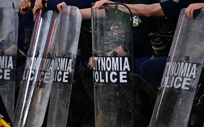 Ένταση στα Εξάρχεια: Επίθεση με μολότοφ και συλλήψεις