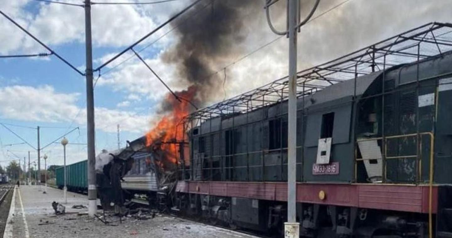 Ουκρανία: 30 τραυματίες από ρωσικό πλήγμα σε σιδηροδρομικό σταθμό στο Σούμι – Ζελένσκι: Ήξεραν ότι χτυπούσαν αμάχους