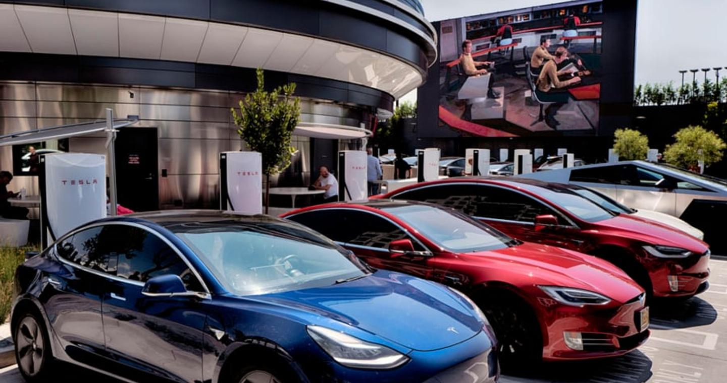 Υπό έρευνα η Tesla: Αυτοκίνητα χωρίς οδηγό «μπαίνουν» στο αντίθετο ρεύμα