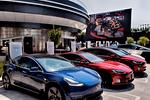 Στο μικροσκόπιο η Tesla: Έρευνα για παραβίαση του ΚΟΚ από τα αυτοκίνητα