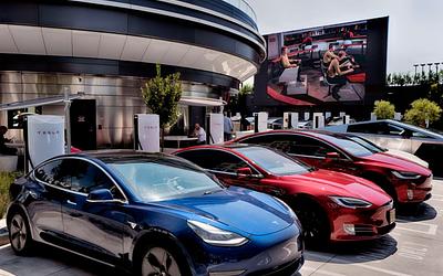 Στο μικροσκόπιο η Tesla: Έρευνα για παραβίαση του ΚΟΚ από τα αυτοκίνητα