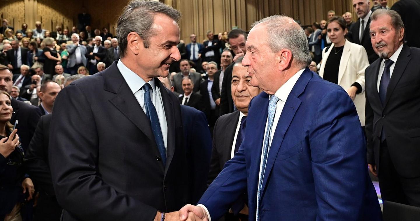 Η χειραψία Μητσοτάκη-Καραμανλή, το μήνυμα του πρωθυπουργού και η απουσία Σαμαρά -Παρασκήνια από την παρουσίαση βιβλίου