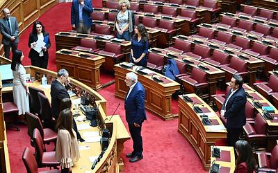 Αλλαγή σκηνικού στη Βουλή: Ο Δρίτσας ορκίστηκε και αλλάζει στρατόπεδο!