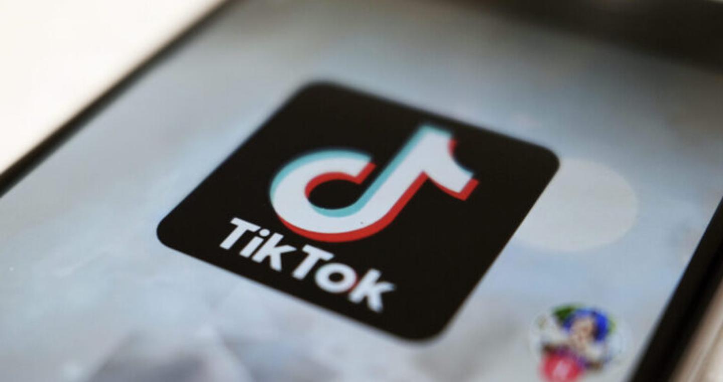 Γέμισε το TikTok με ψεύτικα AI βίντεο που δείχνουν ηλικιωμένους να «συλλαμβάνονται» από στελέχη της ΕΛ.ΑΣ. – Τι λένε οι ειδικοί στο ΕΡΤnews