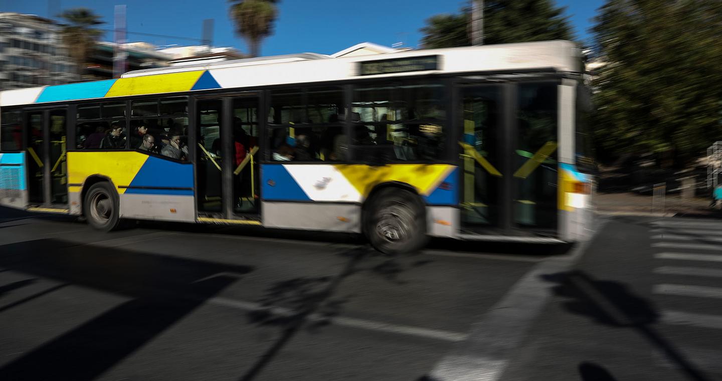Επιβάτης λεωφορείου συνελήφθη με τσεκούρι στο κέντρο της Αθήνας