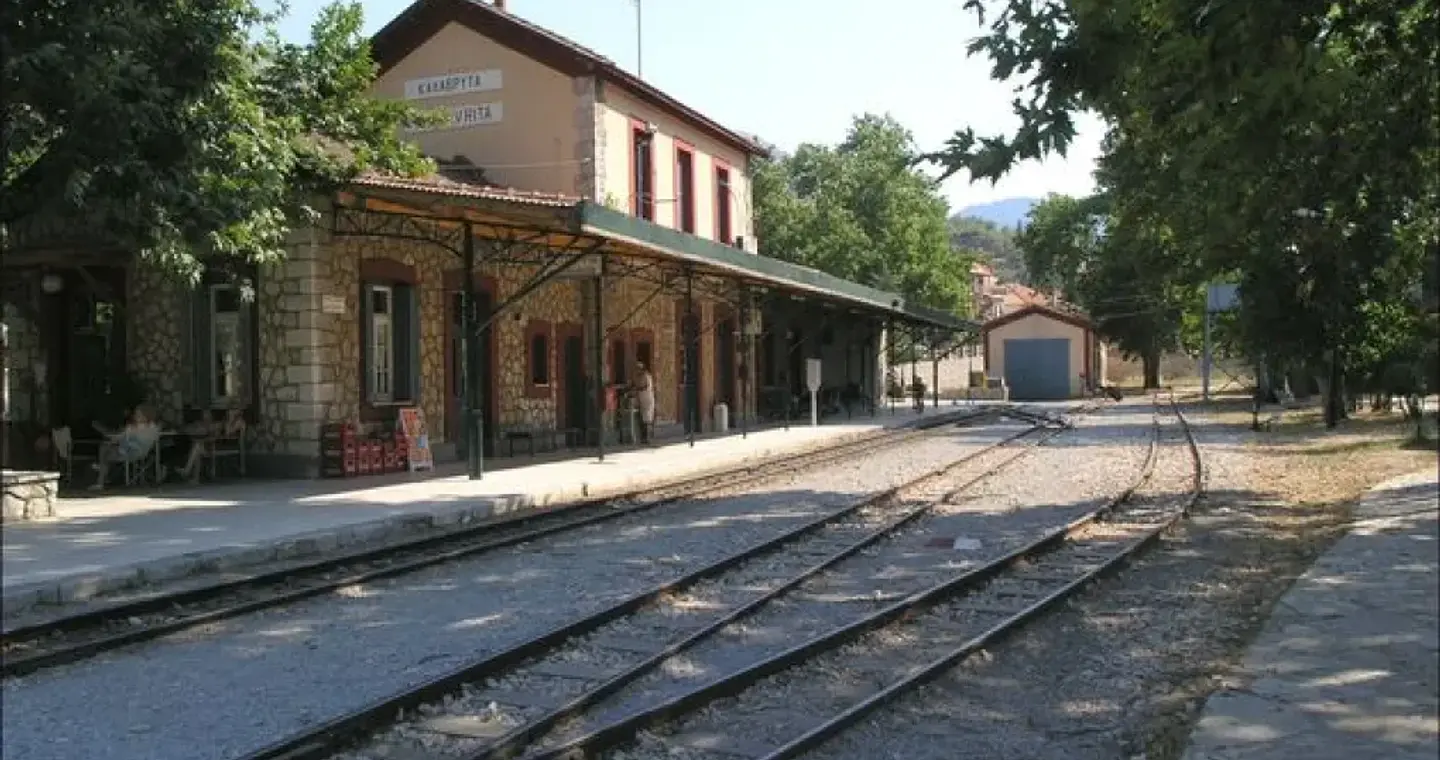 Χρειάστηκαν τρία τρένα για να απεγκλωβιστούν οι επιβάτες από τον Οδοντωτό