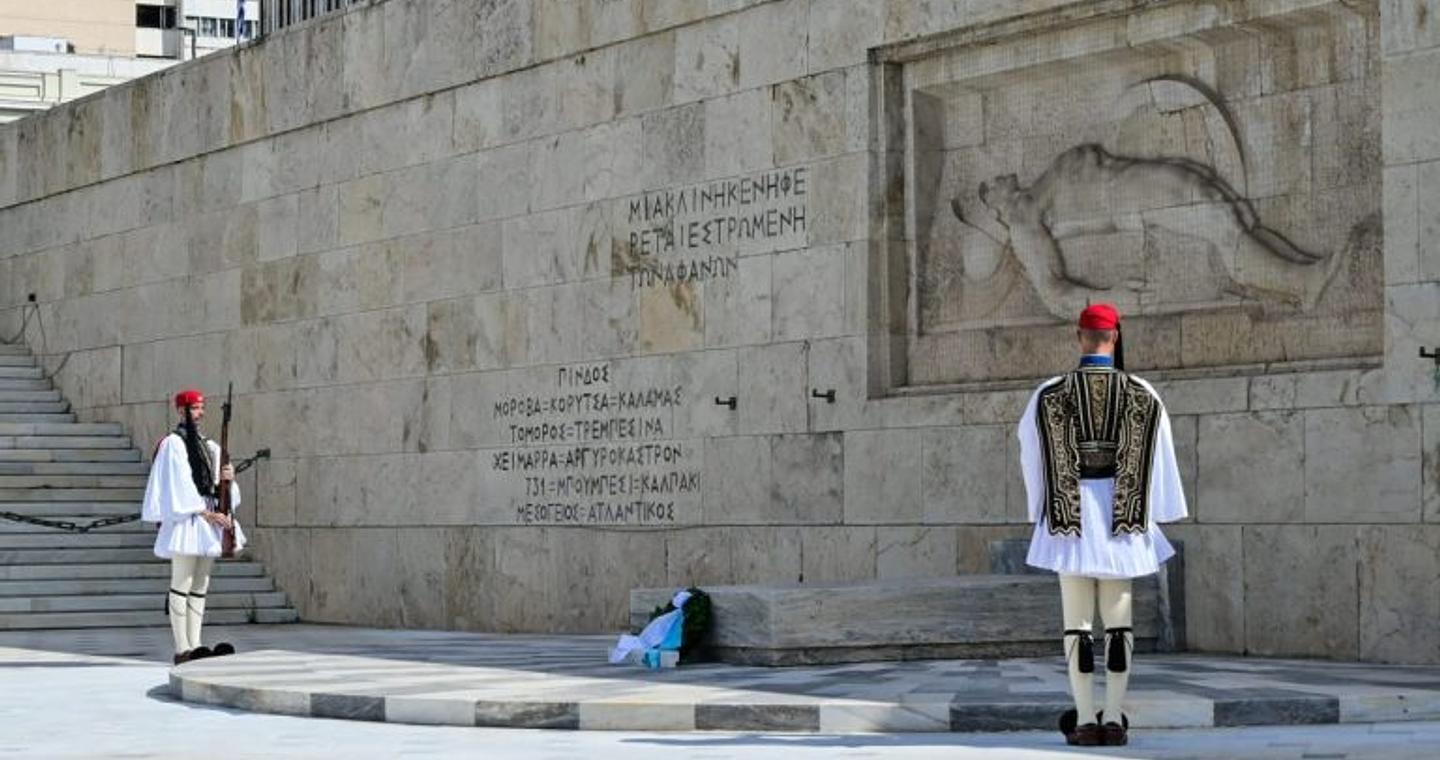 Πολιτική «θύελλα» για τον Άγνωστο Στρατιώτη – Δριμεία κριτική από την αντιπολίτευση