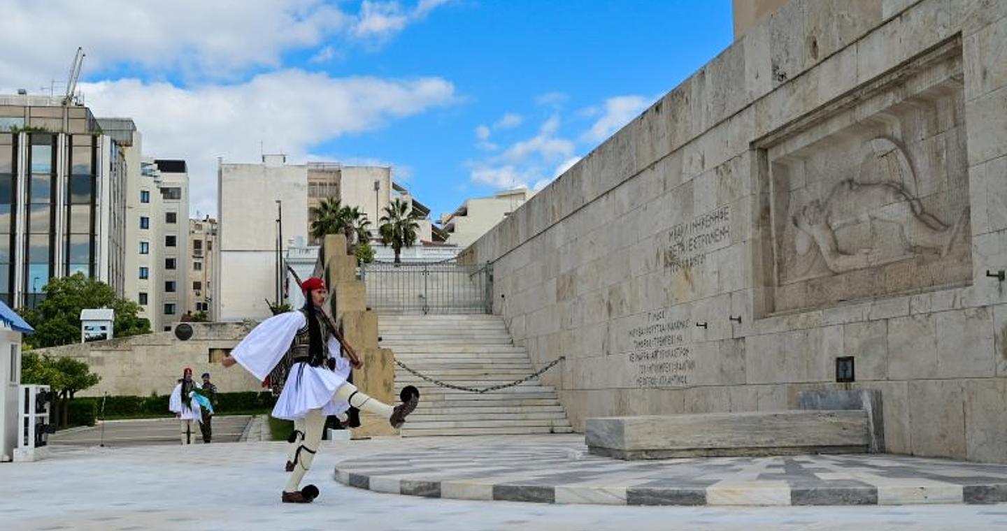 ΣΥΡΙΖΑ για τον Άγνωστο Στρατιώτη: Η εμπλοκή του στρατού στην πλατεία Συντάγματος και κάτω από την Βουλή των Ελλήνων είναι απαράδεκτη