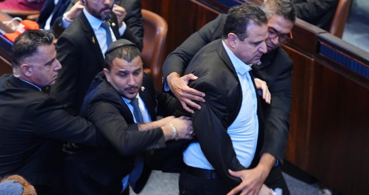 Επεισόδιο κατά την ομιλία Τραμπ: «Αναγνωρίστε την Παλαιστίνη», φώναξαν βουλευτές της Αριστεράς – «Αυτό ήταν αποτελεσματικό», σχολίασε ο Αμερικανός πρόεδρος για την άμεση αποβολή τους