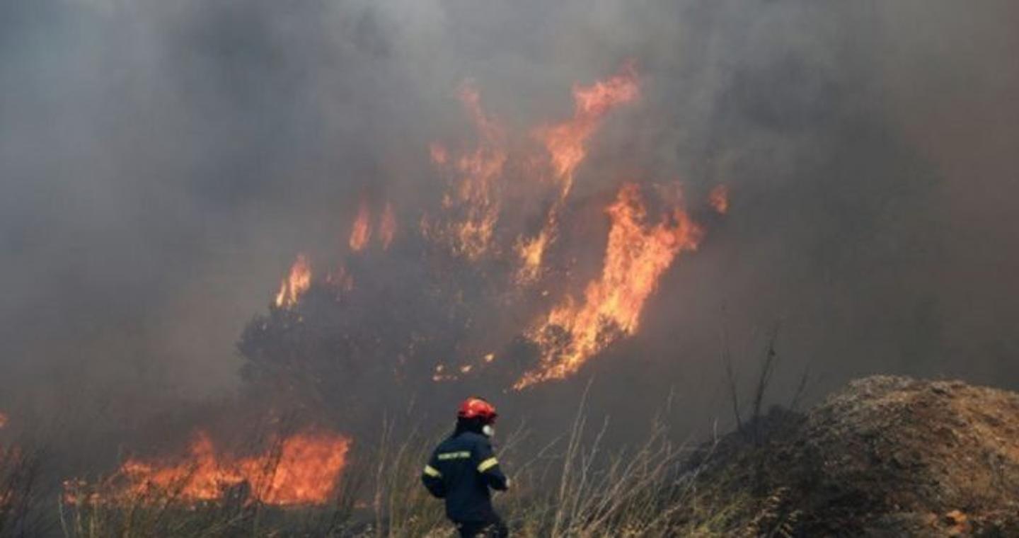 Φωτιά τώρα: Εκκενώσεις οικισμών στη Δυτική Αχαΐα με «112»  — Απειλούνται σπίτια – Ένας εγκαυματίας και δύο άτομα με αναπνευστικά προβλήματα στο νοσοκομείο – 11 εναέρια μέσα