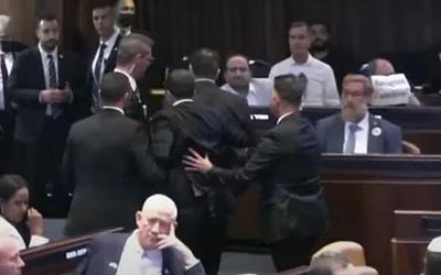 Ένταση στην Κνεσέτ: Απομάκρυναν βουλευτές κατά την ομιλία του Τραμπ!