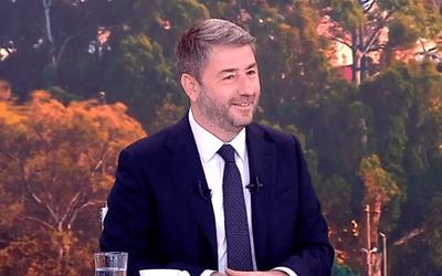 Ανδρουλάκης κατά Μητσοτάκη: «Τραμπικό πυροτέχνημα» και διχασμός για τον Άγνωστο Στρατιώτη