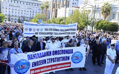 Ένστολοι σε αναβρασμό: Διαμαρτυρία στη Βουλή για το νέο νομοσχέδιο!