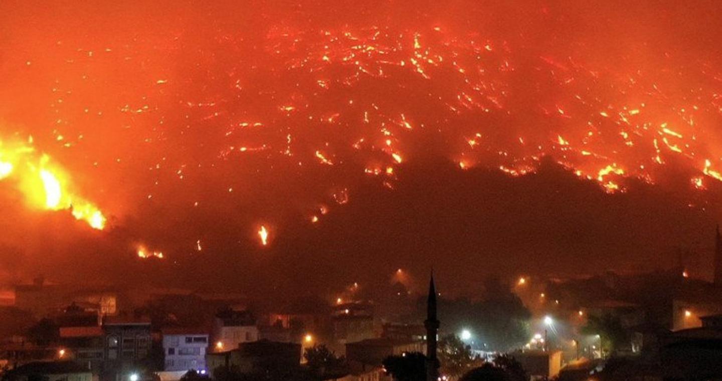 Τουρκία: Χιλιάδες κάτοικοι απομακρύνονται εσπευσμένα εξαιτίας της πυρκαγιάς στην Τσανάκαλε